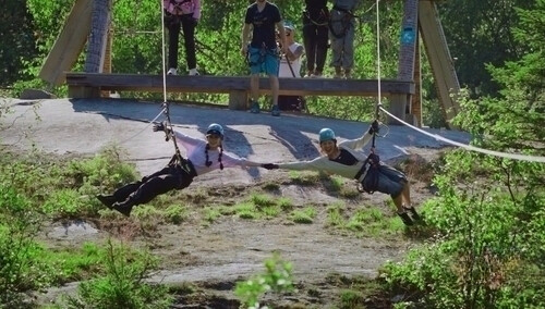 勇敢姐妹花！马思纯李沁高空滑索解锁手牵手新造型