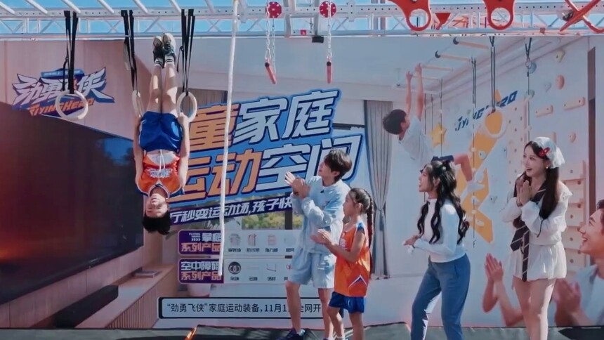 主持人遭遇大挑战！反被“小孩哥”现场教学空中倒立！