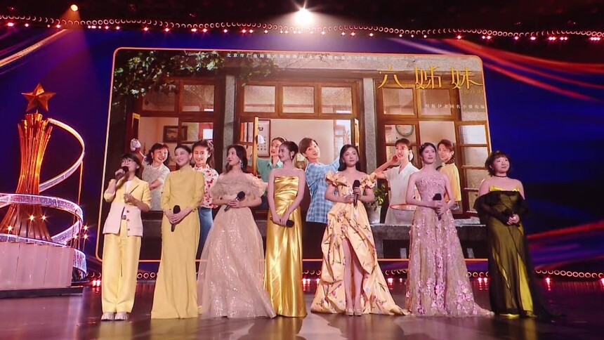 六姊妹重聚精品之夜用搪瓷缸敬亲情 梅婷、高露、颖儿、吴倩、曹斐然、李嘉琦六姊妹重聚，用搪瓷缸敬往事、敬亲情，每一句都是没说出口的心里话。一起和《六姊妹》把日子过成花！