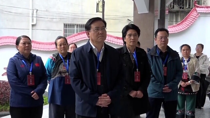 朱玉到凤凰县参加省人大代表小组活动