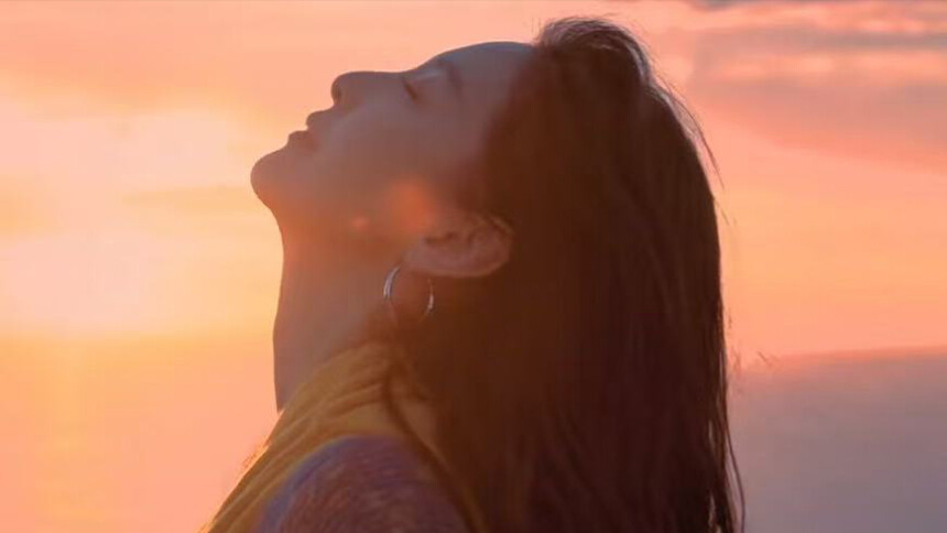 章若楠分享生日vlog 仰头大笑随性飒爽