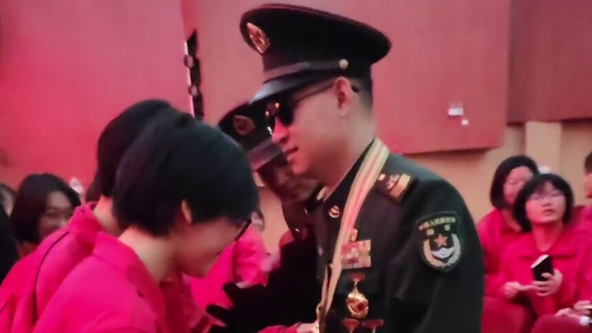这就是榜样的力量！排雷英雄杜富国与华坪女高学生互相鼓励加油。