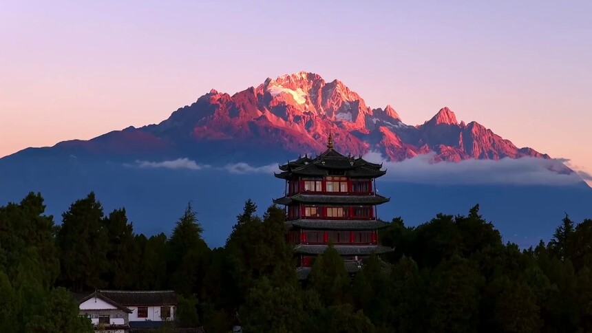 云南丽江迎来“日照金山”最佳观赏季