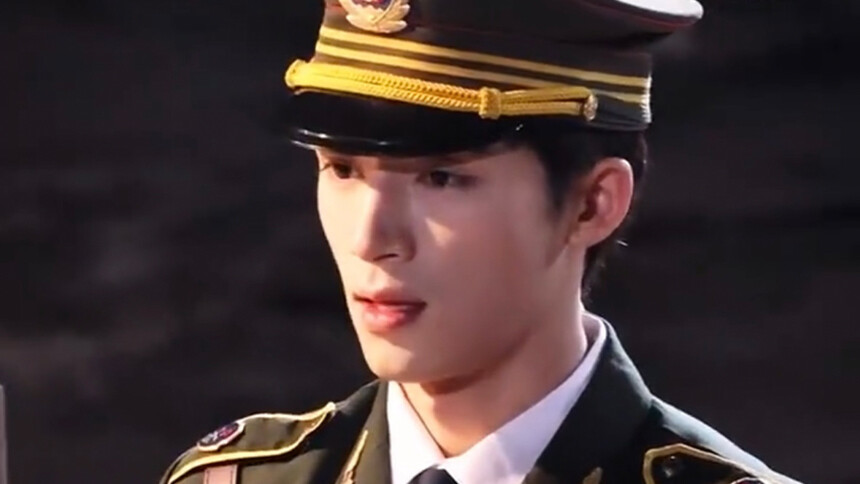 王星越《暴虎》制服造型路透 俊朗挺拔帅气十足