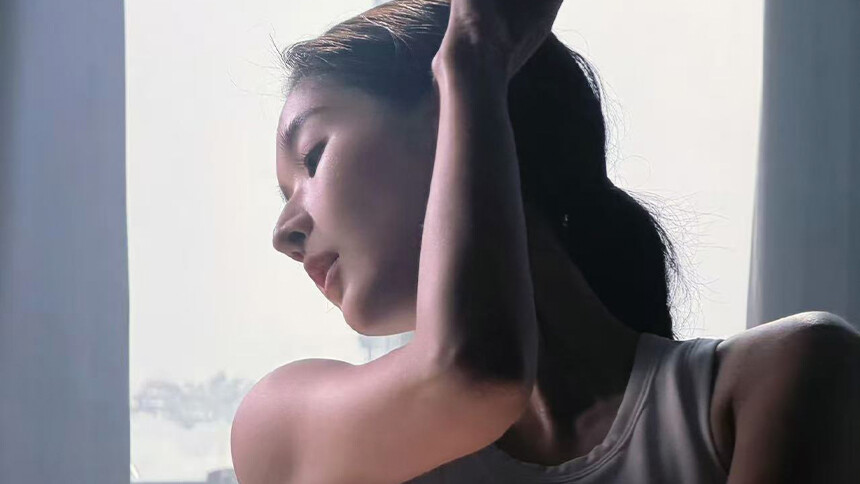 王玉雯工作室分享跳舞视频 白裙翩跹演绎光影诗意