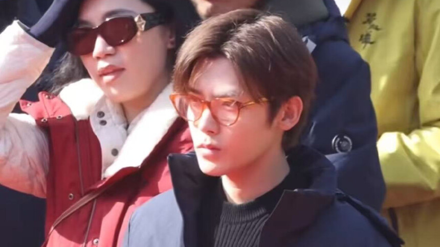 侯明昊《碧血蝉》开机路透 红框眼镜造型乖巧亮相