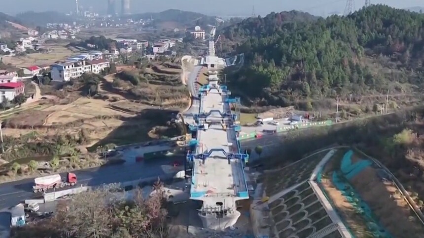 邵永铁路莲荷塘特大桥连续梁顺利合龙