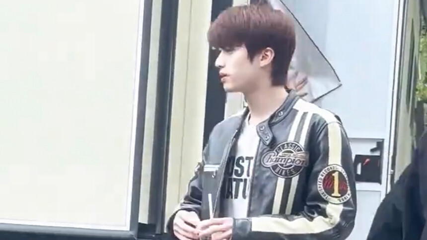 张康乐《交换人生》机车服路透 潮酷少年感拉满