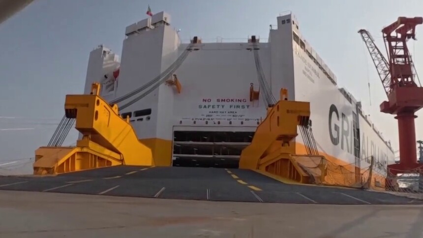 一天两艘 上海边检机关保障新船出境