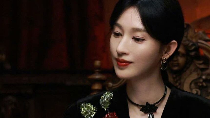 张俪分享《枭起青壤》片场花絮 复古风宅邸艺术感十足