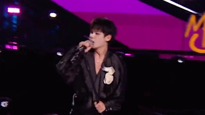 黄明昊《Pick up the phone》心动直拍