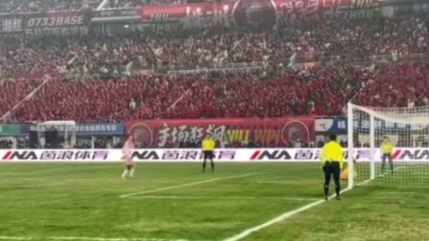 王奎峰勺子点球破门 对了一下眼神 就知道有了
