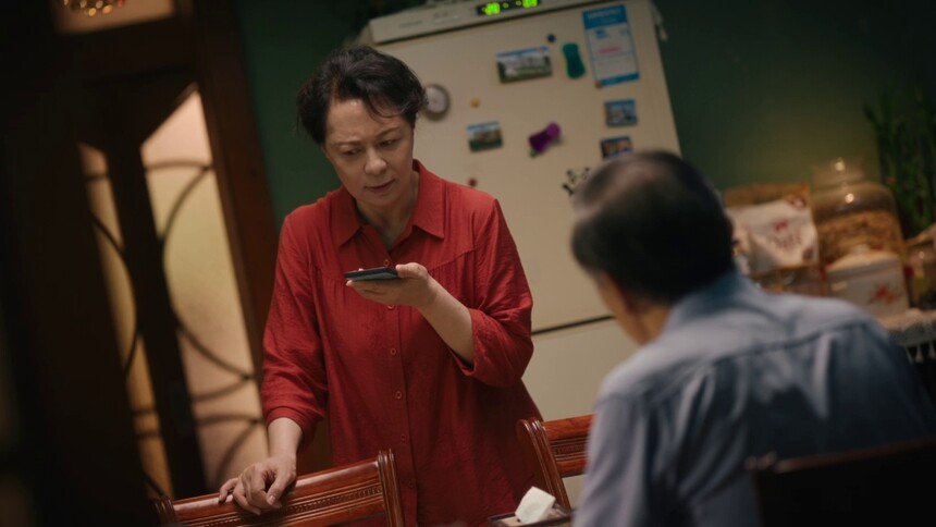 周爱英看到付博士和“爱妻”的广告牌十分气愤