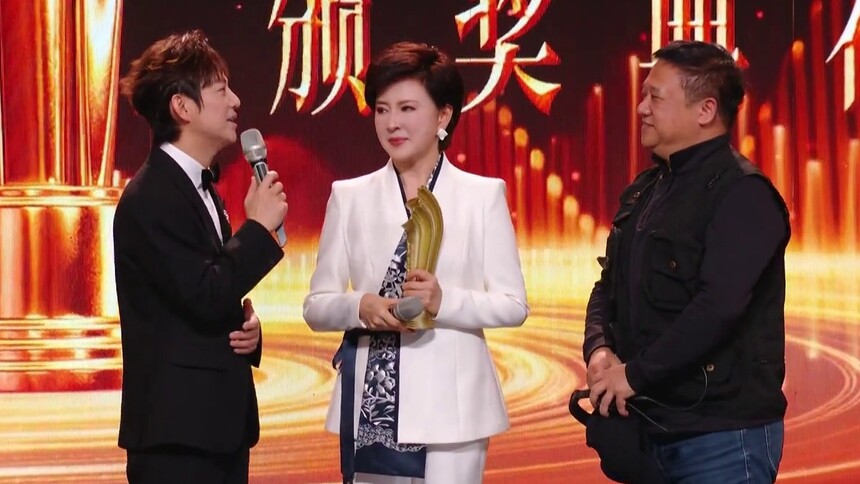 “金声奖”颁奖典礼最暖一幕温暖“彩蛋”弥补10秒通话的遗憾