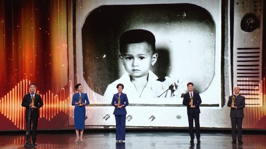 魏哲浩分享2岁时第一次和电视机同框的旧照，27年初心不改