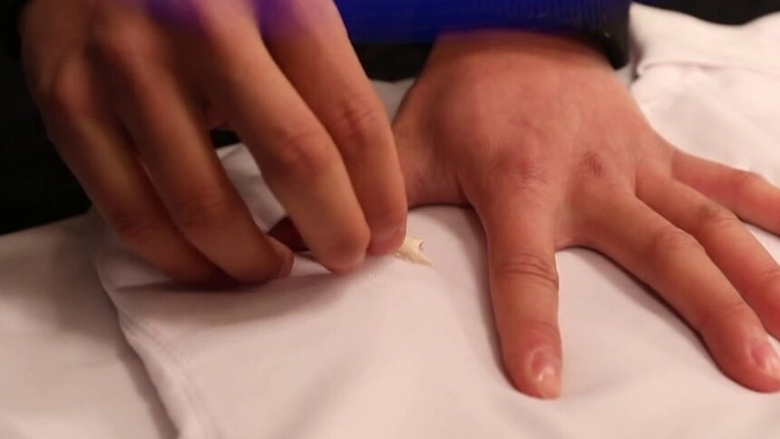 如何用冰块去除口香糖？