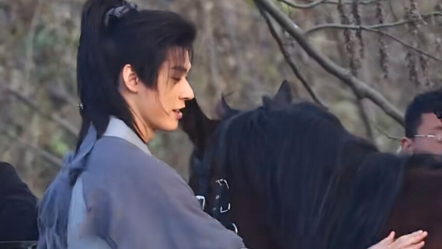 龚俊《白衣公卿》劈柴路透 日常岁月静好温馨治愈