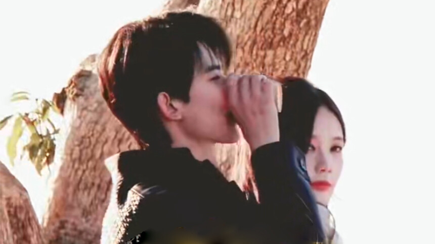 李一桐常华森新剧路透 树下互动氛围尽显青涩