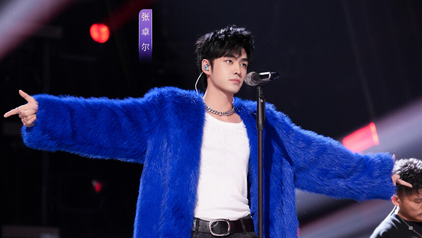 纯享：张卓尔化身校园摇滚“主理人” 用《我还年轻 我还年轻》把青春的迷茫唱成一道追光