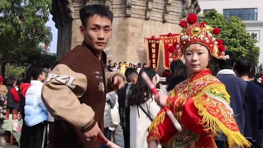 一个视频告诉你，她可以有多爱英歌舞