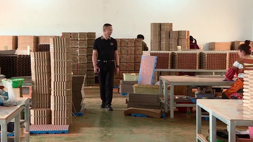 反击“霸凌”关税 湖南有招 这个浏阳花炮出口商火了！ 数万网友喊话“这一千万我们包了”