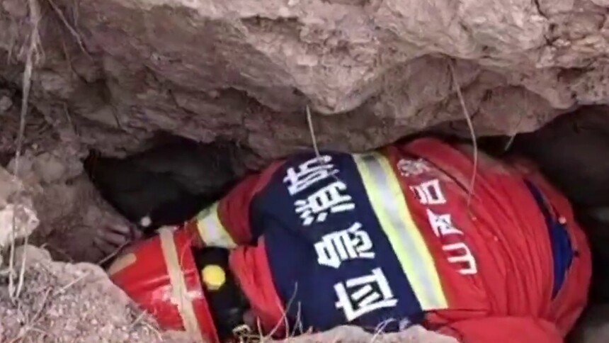 山西吕梁：男孩掉入狭窄沟中 消防员全力救援