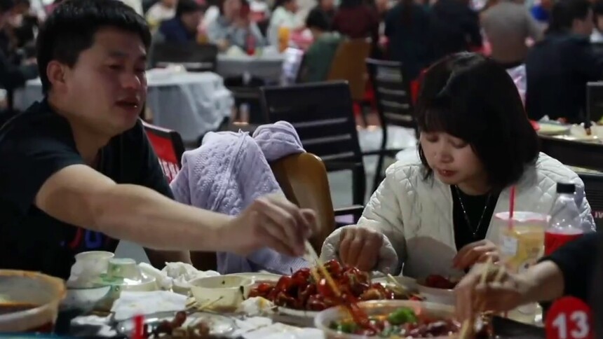 江苏盱眙：小龙虾销售火爆 假期消费热力足