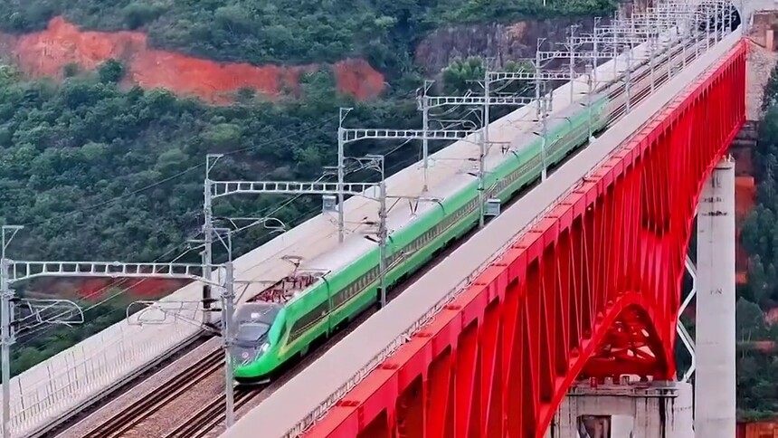 全国劳动模范胡军：追风逐梦三十余年 护航列车驰骋