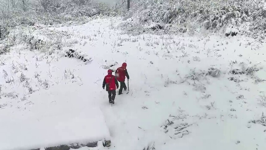 湖南常德：深山电工迎风踏雪保供电