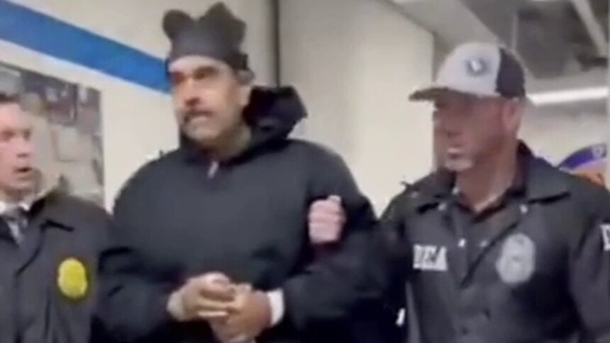 马杜罗疑似现身美国缉毒署 双手被铐、脚踩拖鞋