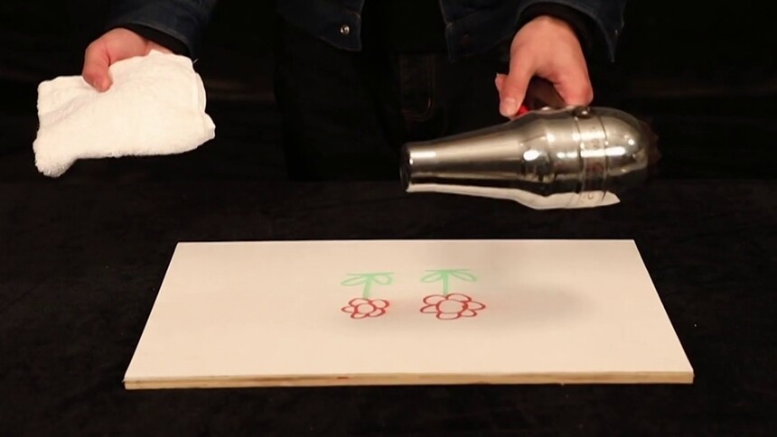 吹风机去彩笔渍的原理是什么？