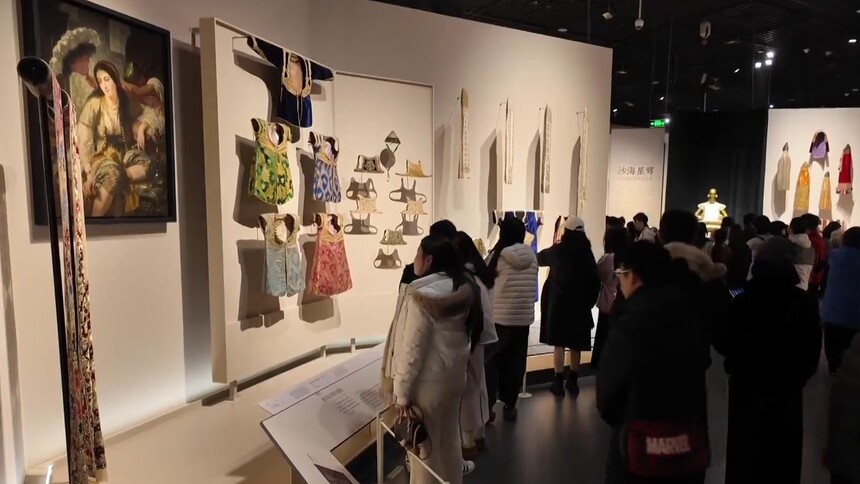 走进成博特展：以金线为媒 看丝绸之路华服流光