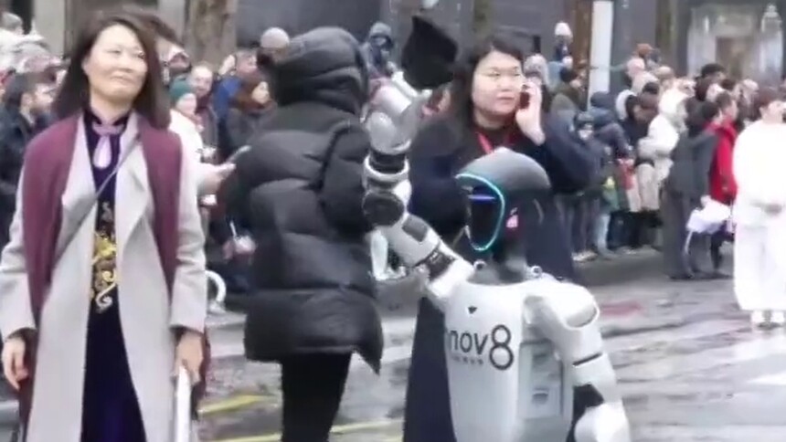 中国机器人亮相巴黎香街 挥手互动氛围感拉满