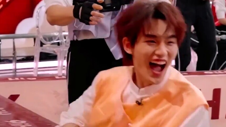 丁程鑫被“电到飞起”