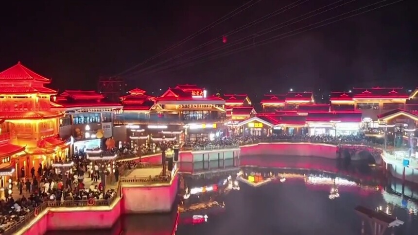 湖南各地群众欢度丙午马年春节 文旅市场持续升温