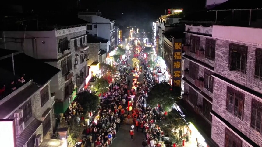 广西黄姚：灯火映古镇 “鱼龙”闹新春