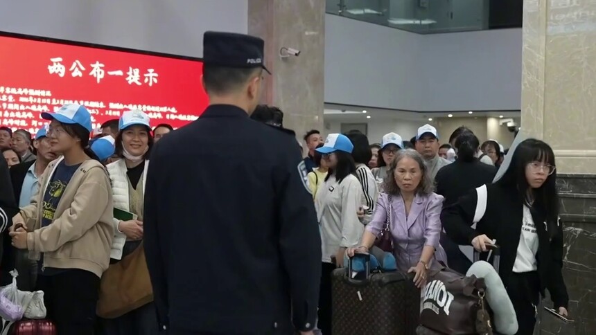 中越边境云南河口口岸迎来入境游高峰