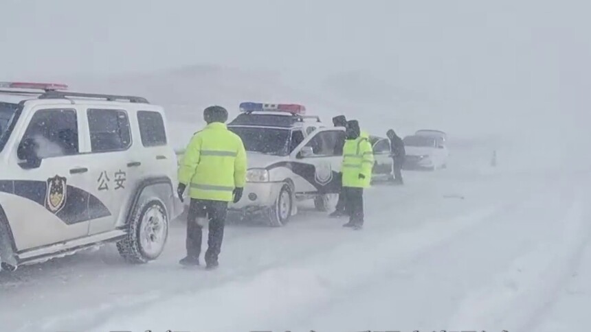 新疆哈密：交警迎风战雪 守护春节返程路