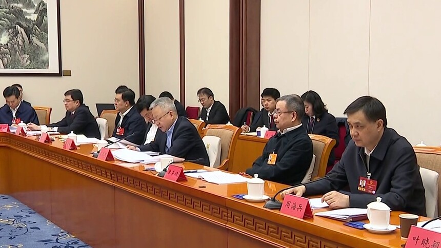 湖南代表团举行分组会议