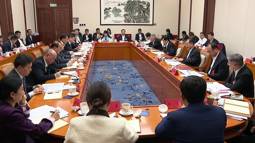 湖南代表团举行分组会议