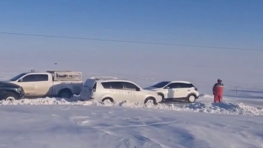 呼伦贝尔 “风吹雪”致多车被困 消防紧急救援