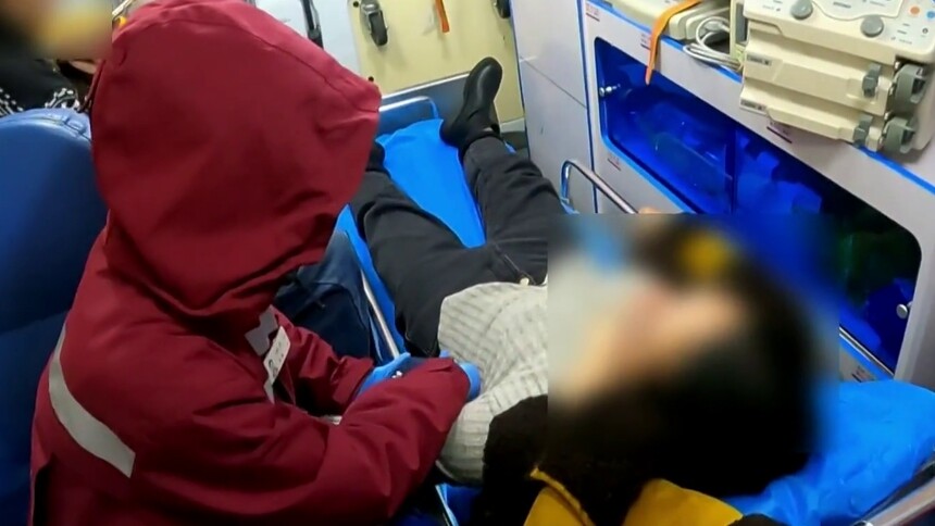 救在现场：长沙枫林路 女子开车等红灯被追尾 下车后突发“碱中毒”