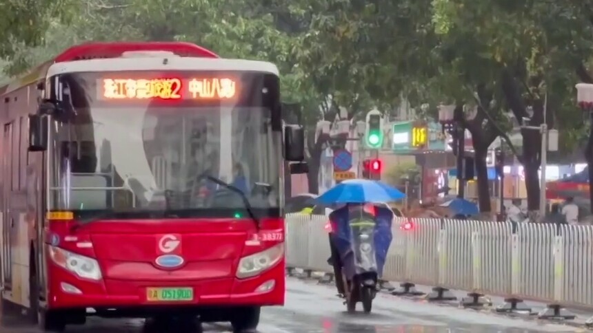 中央气象台：江南华南降雨短暂减弱 明日再度增强