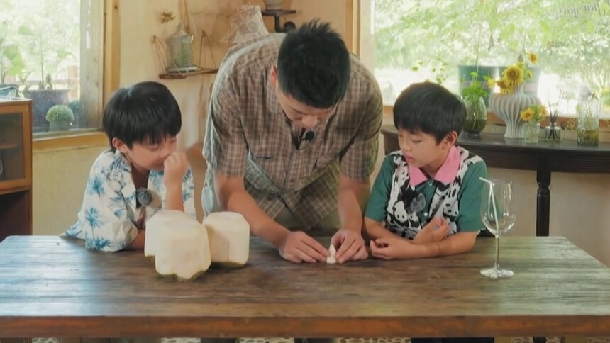 如何用口香糖打开椰子坚硬的外壳？