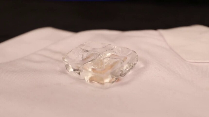 冰块除口香糖的原理是什么？