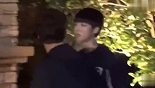 王俊凯帅不过三秒 走路被绊倒