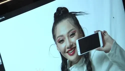 张嘴吃下这枚安利!御姐范王金金惊鸿一笑给跪