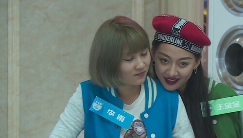 宿管大叔嘘寒问暖关心学员 王金金惨被老干部张晓钰吐槽耳背