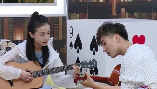 满屏都是粉红泡泡 舟奕博姜梓新切磋琴技深情对望