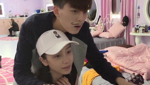 星辰cp恩爱小日常 周晨晞为姜梓新上妆甜蜜霸屏